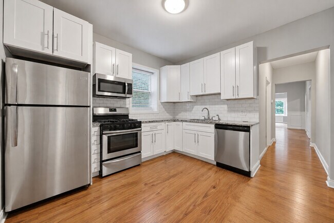 Building Photo - 5039 W Cullom Ave
