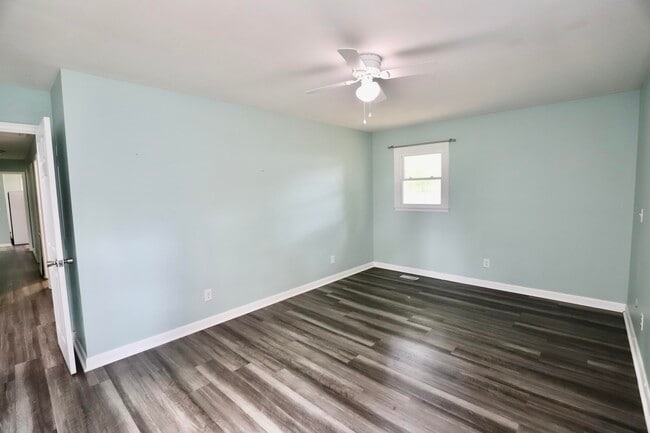 Building Photo - 807 N Guignard Dr