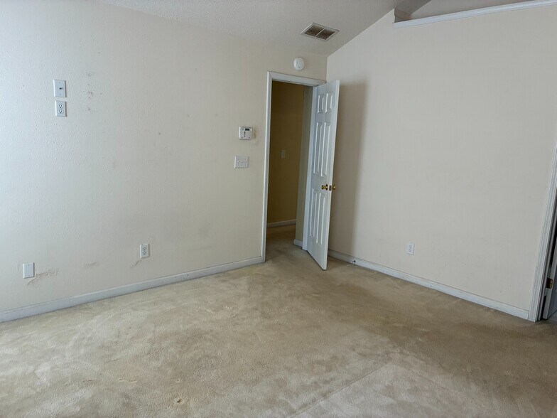 Building Photo - Room in House on Klondike River Rd