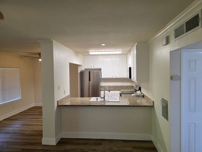 Building Photo - Special!! Newly renovated with new applian...
