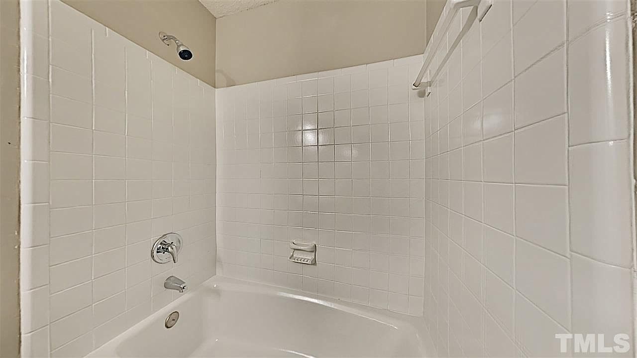 Building Photo - Room in House on Woods Ream Dr