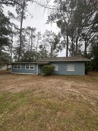 Building Photo - 3 Bed 1 Bath House with Fenced-in Yard. Av...