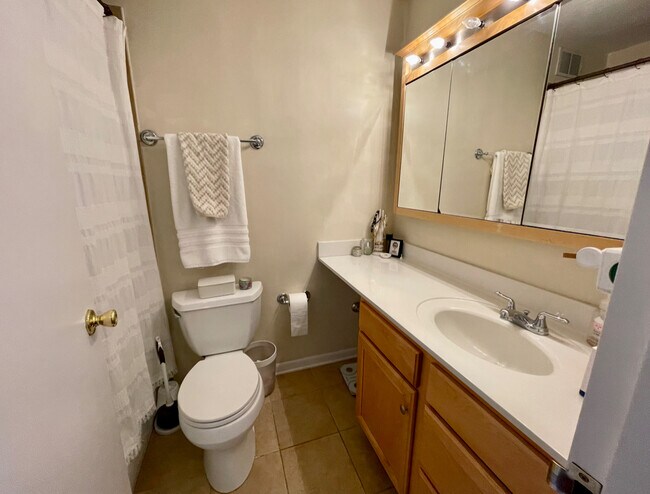 Building Photo - 2020 N Lincoln Park W