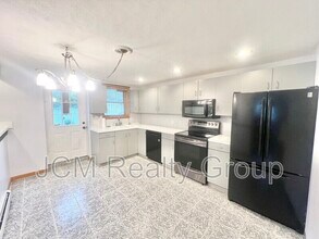 Building Photo - 120 Savage St
