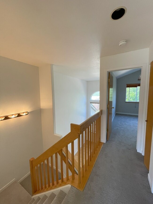Building Photo - Beautiful 2 BED/3 BATH Louisville Townhome...