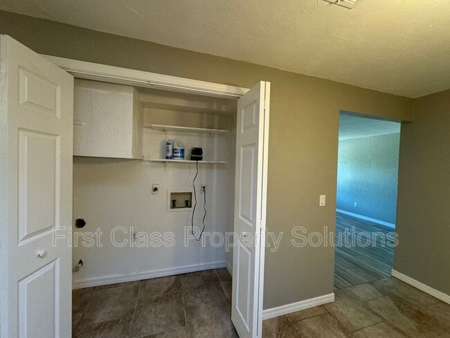 Building Photo - 3524 Hillside Dr