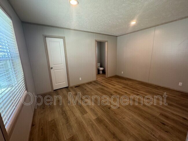 Building Photo - 8701 NE 107th Pl