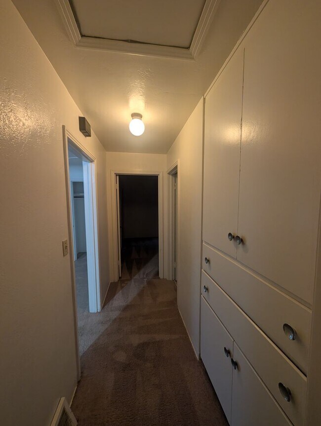 Building Photo - Great 4 bedroom 2 bath home