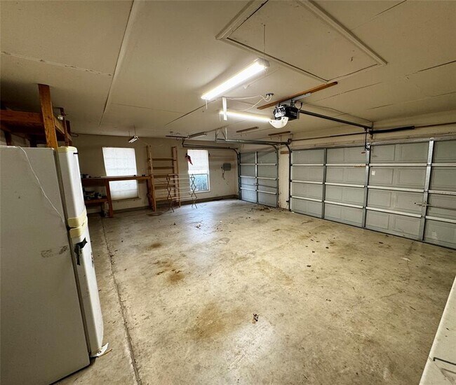 Building Photo - 104 Silk Tree Ln