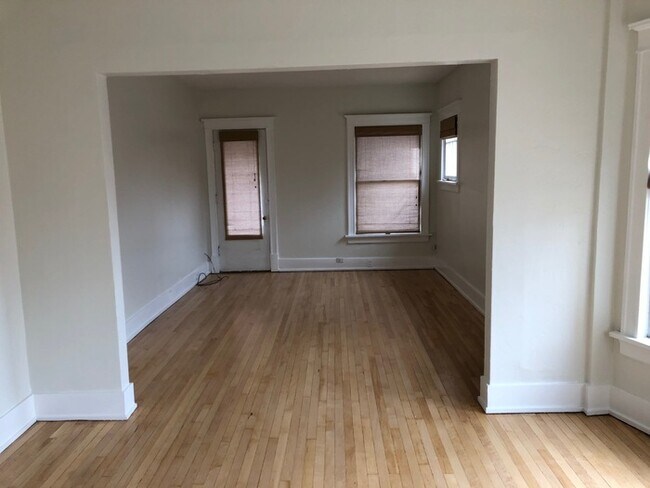 Building Photo - 553 E 1st Ave