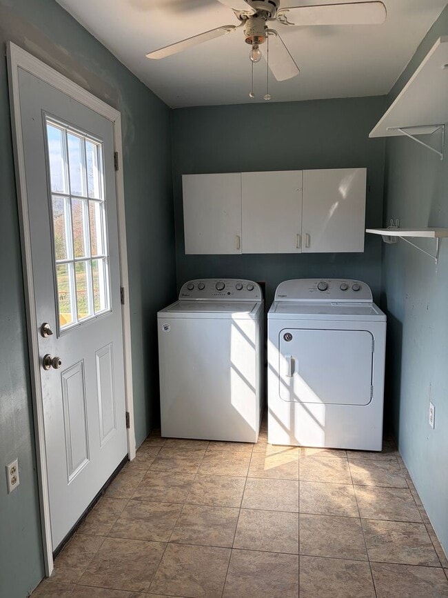 Building Photo - FENCED IN YARD AND LARGE DETACHED TWO CAR GARAGE LOCATED IN THE DESIRED TRAVELERS REST!!!