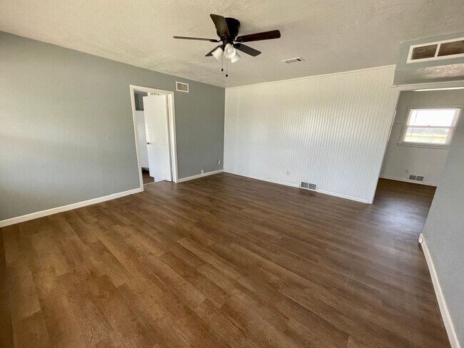 Building Photo - 4 bed 2 bath now available