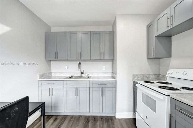 Building Photo - 3633 SW 12th Ct