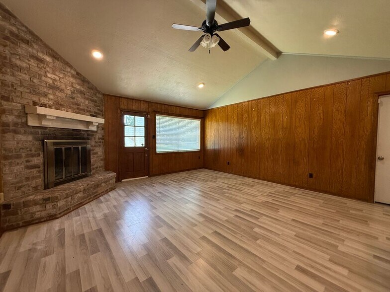 Building Photo - 422 Gamewood Dr