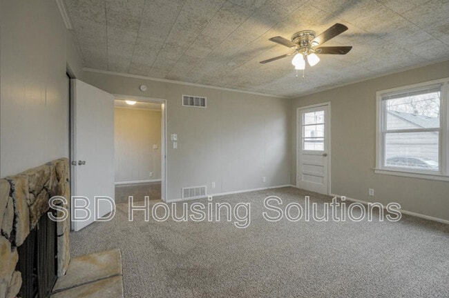 Building Photo - 10522 E 10th St S