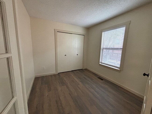 Building Photo - 2 Bed 1 Bath Condo Available Now!  MileSto...