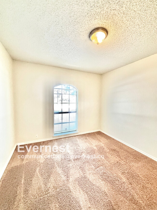 Building Photo - 698 Buttercup Dr