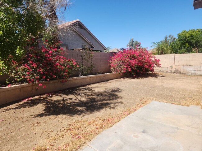 Building Photo - Immaculate Golf Community Home