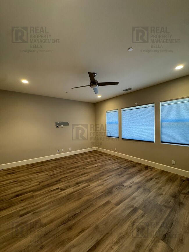 Building Photo - Beautiful Winchester Home with Open Floor Plan, Office & Solar