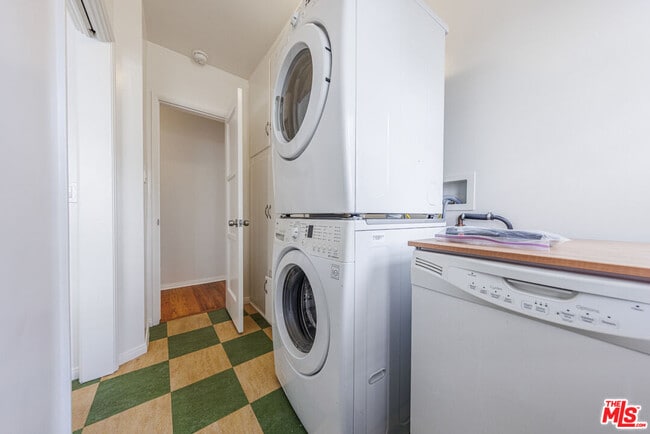 Building Photo - 785 El Medio Ave