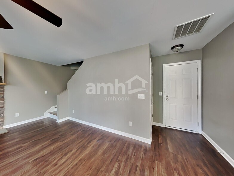 Building Photo - 2412 Newberry Ln