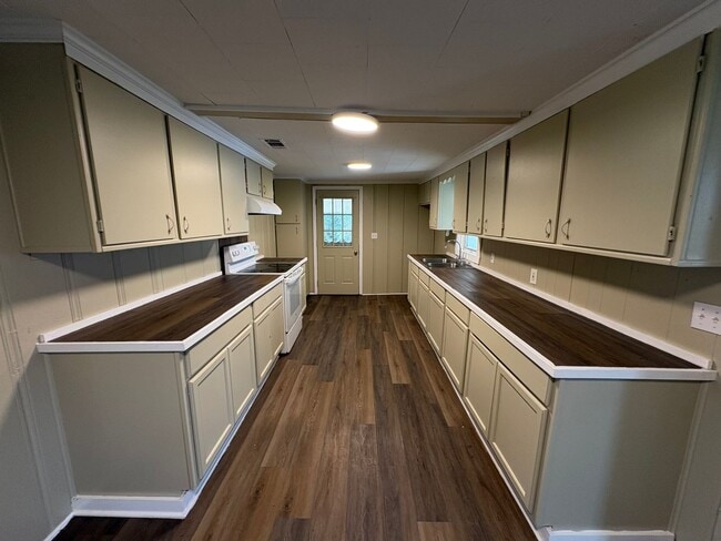 Building Photo - 3 Bedroom House Available for Rent