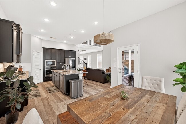 Building Photo - 6638 Albany Forest Ct