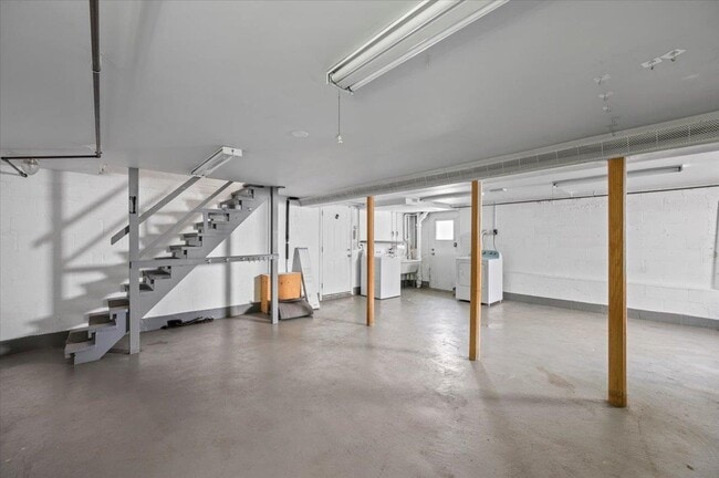 Building Photo - 714 Forest Ave
