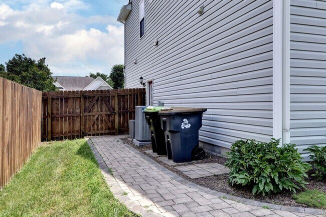 Building Photo - 4688 Yeardley Loop