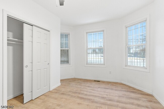 Building Photo - 528 S 13th St