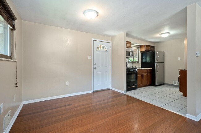 Building Photo - Gorgeous 2 bedroom home in Brookline avail...