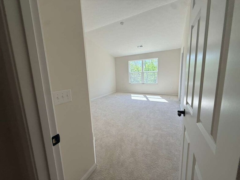 Building Photo - 7231 Grandway Dr