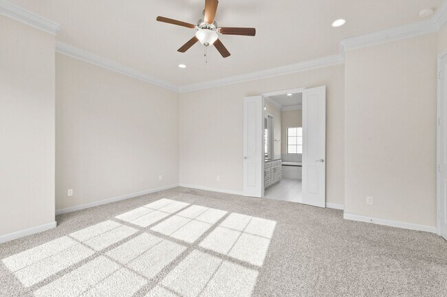 Building Photo - Elegant 3-Bedroom Home in Gated Inner Loop...