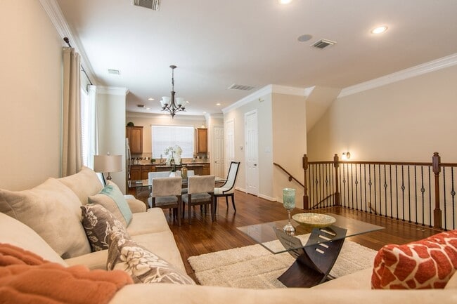 Building Photo - 3002 Clearview Cir