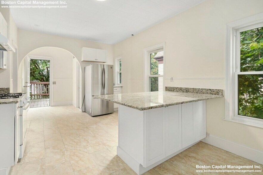 Building Photo - 86 Elm St