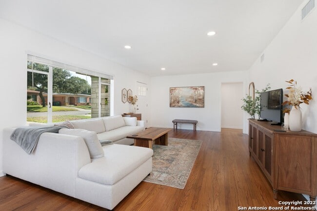 Building Photo - ~~COZY 3BD/2BA HOME! HIGHLANDS HIGH SCHOOL!!~~