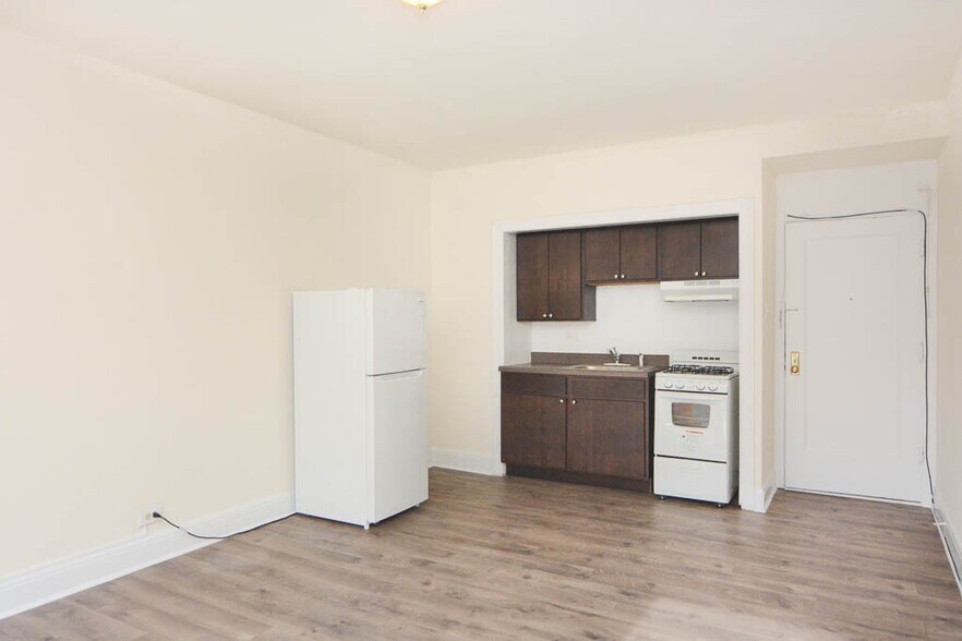 Building Photo - 3335 W Diversey Ave
