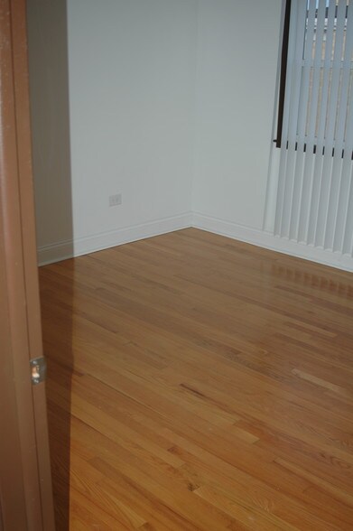 Building Photo - 826 E Capri Dr