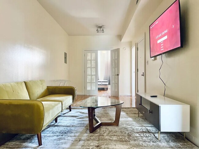 Building Photo - Furnished room/NOT APARTMENT