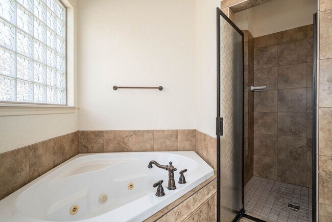Building Photo - Spacious home in Moore schools- PEACEFUL L...