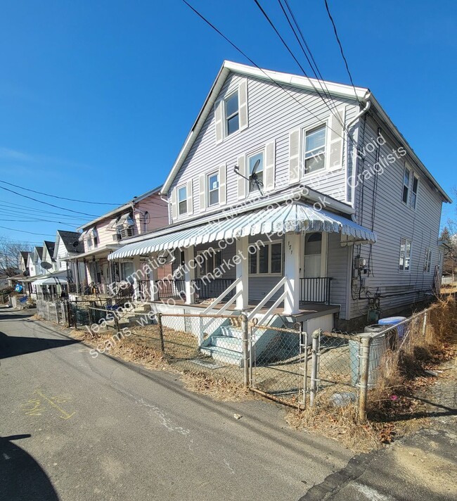 Building Photo - 171 Almond Ln