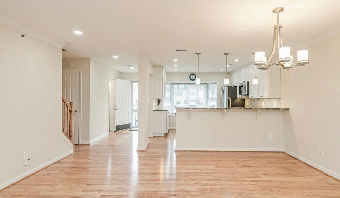 Building Photo - 203A Locust St SE