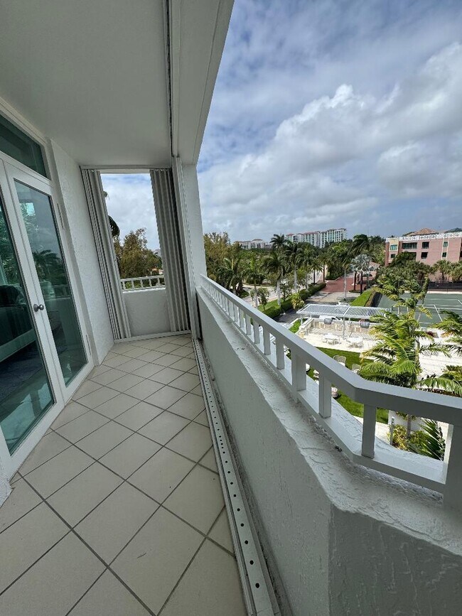 Building Photo - 300 SE 5th Ave