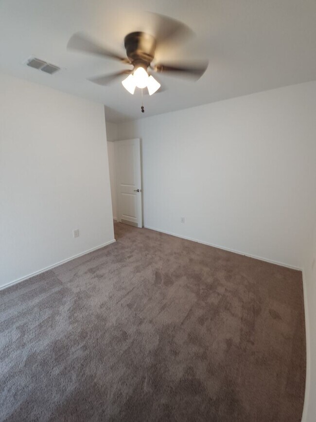 Building Photo - 2 weeks free Rent! Mission Del Lago- South of San Antonio, Tx