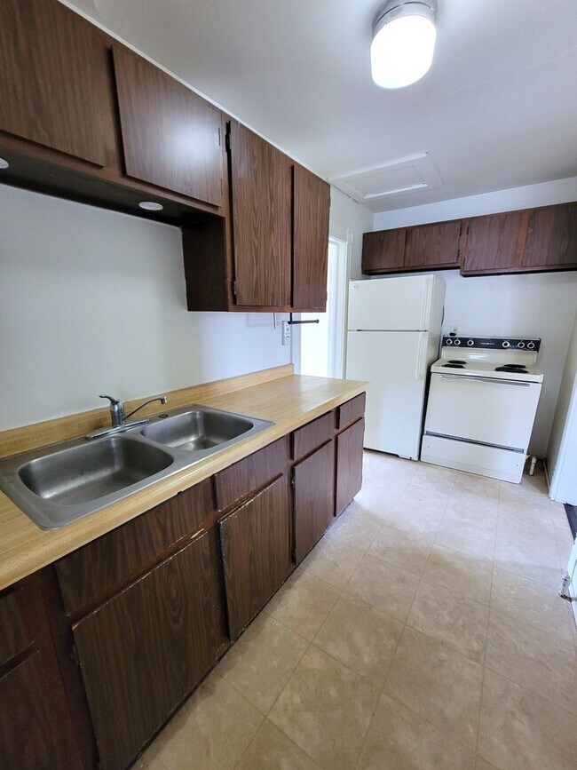 Building Photo - 633-633 1/2 Spring Street