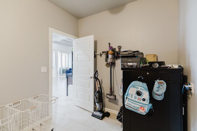 Building Photo - Modern 5 Bedroom Home with Solar Panels - MOVE IN SPECIAL: FIRST MONTH FREE!