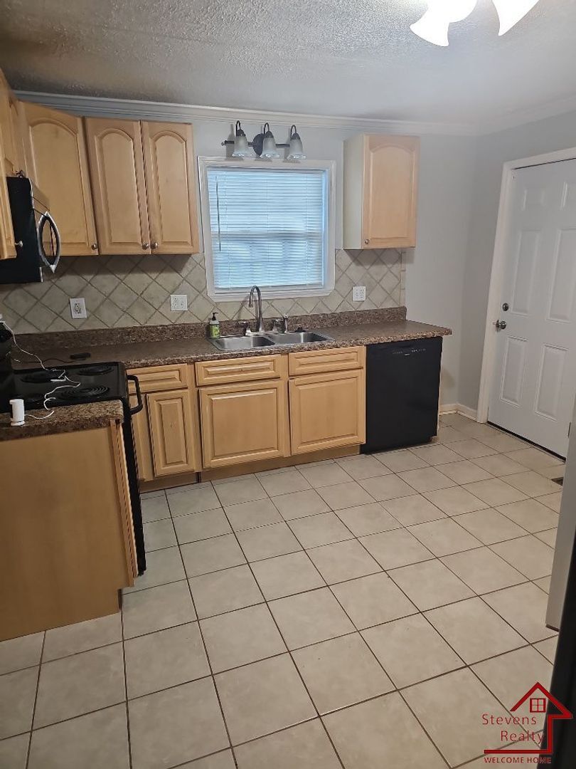 Building Photo - 2412 Chapel Ave