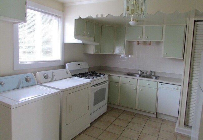 Building Photo - 1911 Lakeview Ave