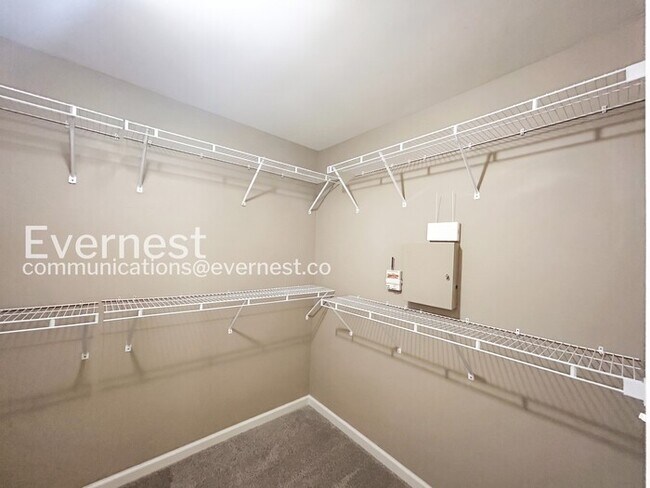 Building Photo - 4 Bed/2.5 Bath Home with Garage / Pet-Friendly / Vouchers Accepted / Available Now!