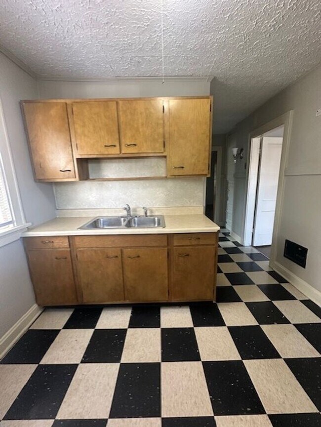 Building Photo - Large Grandview 1 Bedroom.